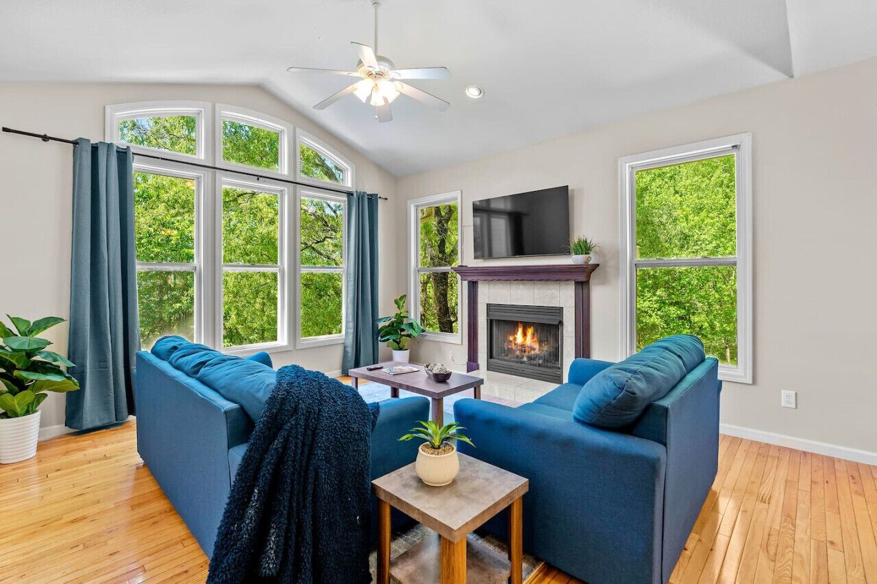 Smart TV, caminetto, videogiochi, lettore DVD