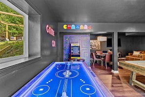 Game room - Theatre~2 Hottubs~MTN Views~Hidden SpeakEasy (Swannanoa)