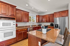 Fridge, microwave, oven, stovetop - Theatre~2 Hottubs~MTN Views~Hidden SpeakEasy (Swannanoa)
