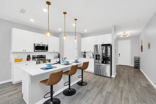 Fridge, microwave, oven, stovetop - Beautiful house 6BR/Disney 2073 (Davenport)