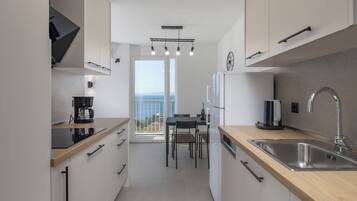 Căn hộ dành cho gia đình, nhiều phòng ngủ (City Seaview Apartment Vigo) | Bếp riêng | Tủ lạnh, lò vi sóng, bếp nấu, máy rửa bát