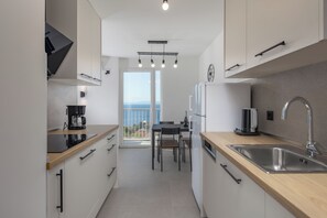 Réfrigérateur, micro-ondes, plaque de cuisson, lave-vaisselle