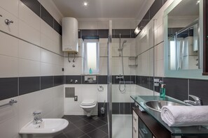 Dusch, hårtork, handdukar och tvål