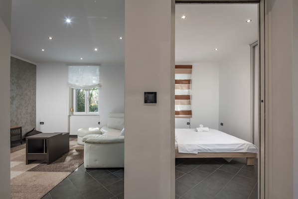 1 habitación, tabla de planchar con plancha, wifi gratis y ropa de cama