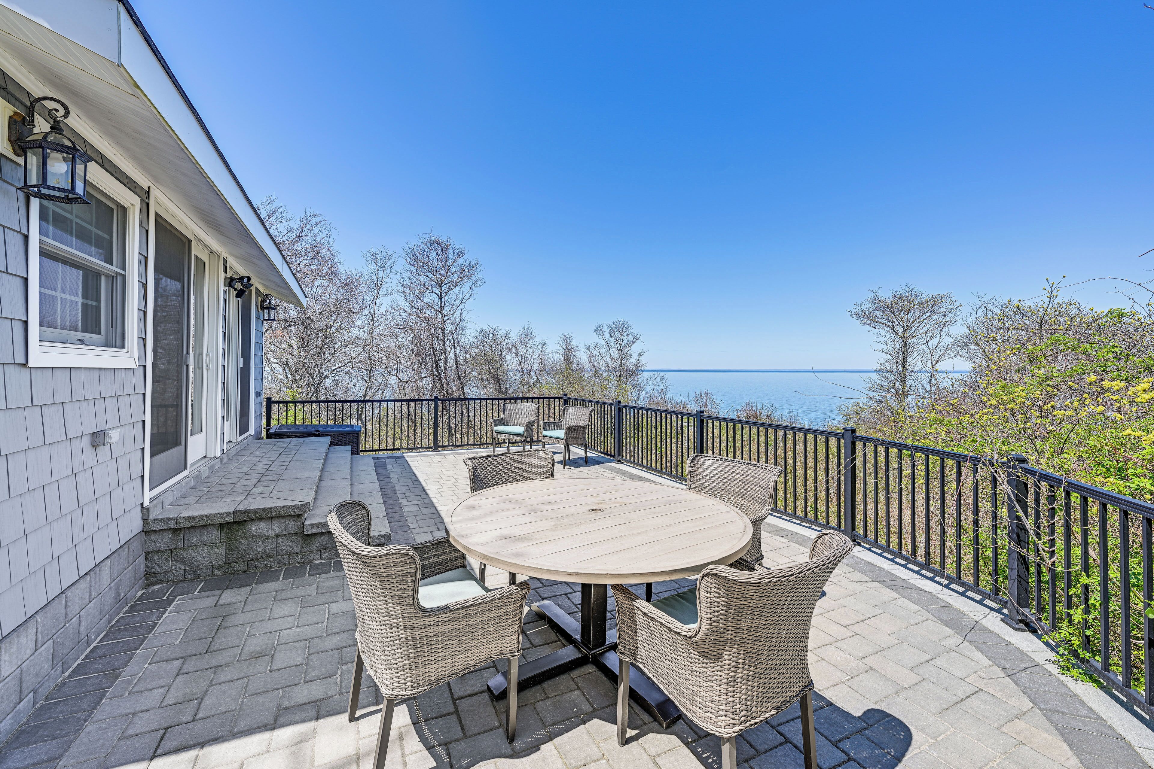 Cozy Baiting Hollow Bungalow: Views, Walk to Beach