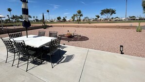 Outdoor dining - Quiet and Relaxing MH Home on the Golf Course (Mesa)