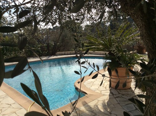 Rez de Jardin de Villa Dans un Endroit Calme et Arboré Avec Piscine Privée