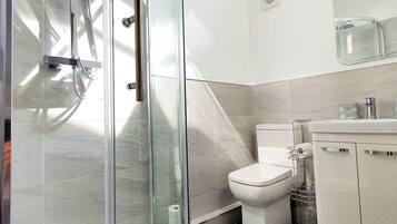 Douche, sèche-cheveux, serviettes fournies, savon