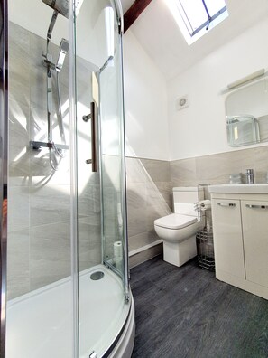 Shower, hair dryer, towels, soap - The Laithe is a barn conversion in a rural location - 10 mins from Town Centre  (Berry Brow)