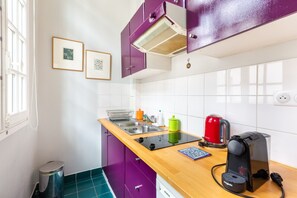 Stovetop, coffee/tea maker, cookware/dishes/utensils