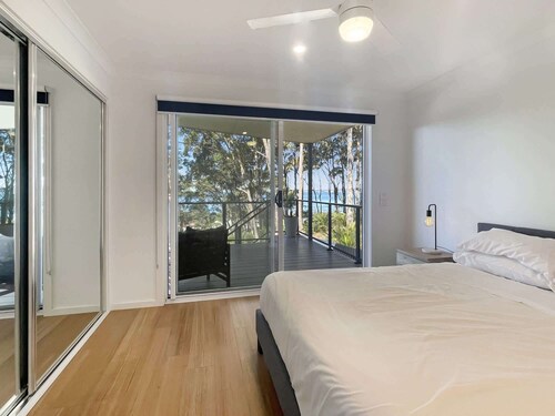 Pet-Friendly 3-Bed Coastal Gem Near Long Beach