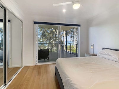 Pet-Friendly 3-Bed Coastal Gem Near Long Beach