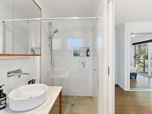 Douche, séchoir à cheveux, serviettes fournies, shampooing