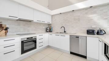 Refrigerador, microondas, horno, placa de cocina