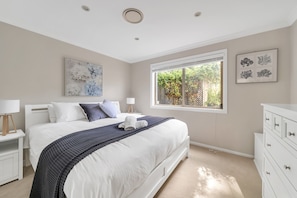 3 bedrooms, iron/ironing board, WiFi, bed sheets - 3-Bed with Beach Views and Entertainment Area (Denhams Beach)