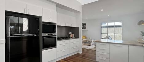 Kühlschrank, Mikrowelle, Ofen, Herdplatte