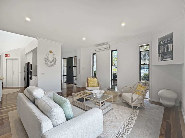 Téléviseur, bureau