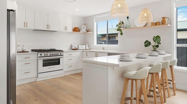 Kjøleskap, mikrobølgeovn, ovn og kokeplater