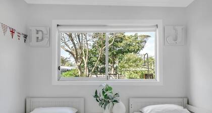 Cosy Getaway with Fireplace and Spacious Backyard