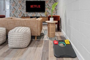 Interior - The Palm & Putt: Heated Pool | Golden Tee | Bocce (Phoenix)