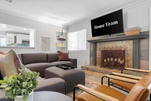 TV, fireplace, video games, offices - The Palm & Putt: Heated Pool | Golden Tee | Bocce (Phoenix)