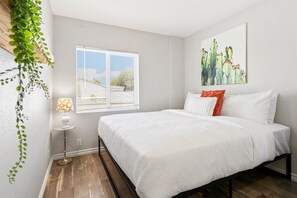 6 عدّة غرف نوم ومكتب ومكواة/لوح كي وسرير سفر