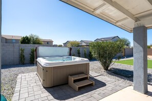 Outdoor spa tub - The Palm & Putt: Heated Pool | Golden Tee | Bocce (Phoenix)