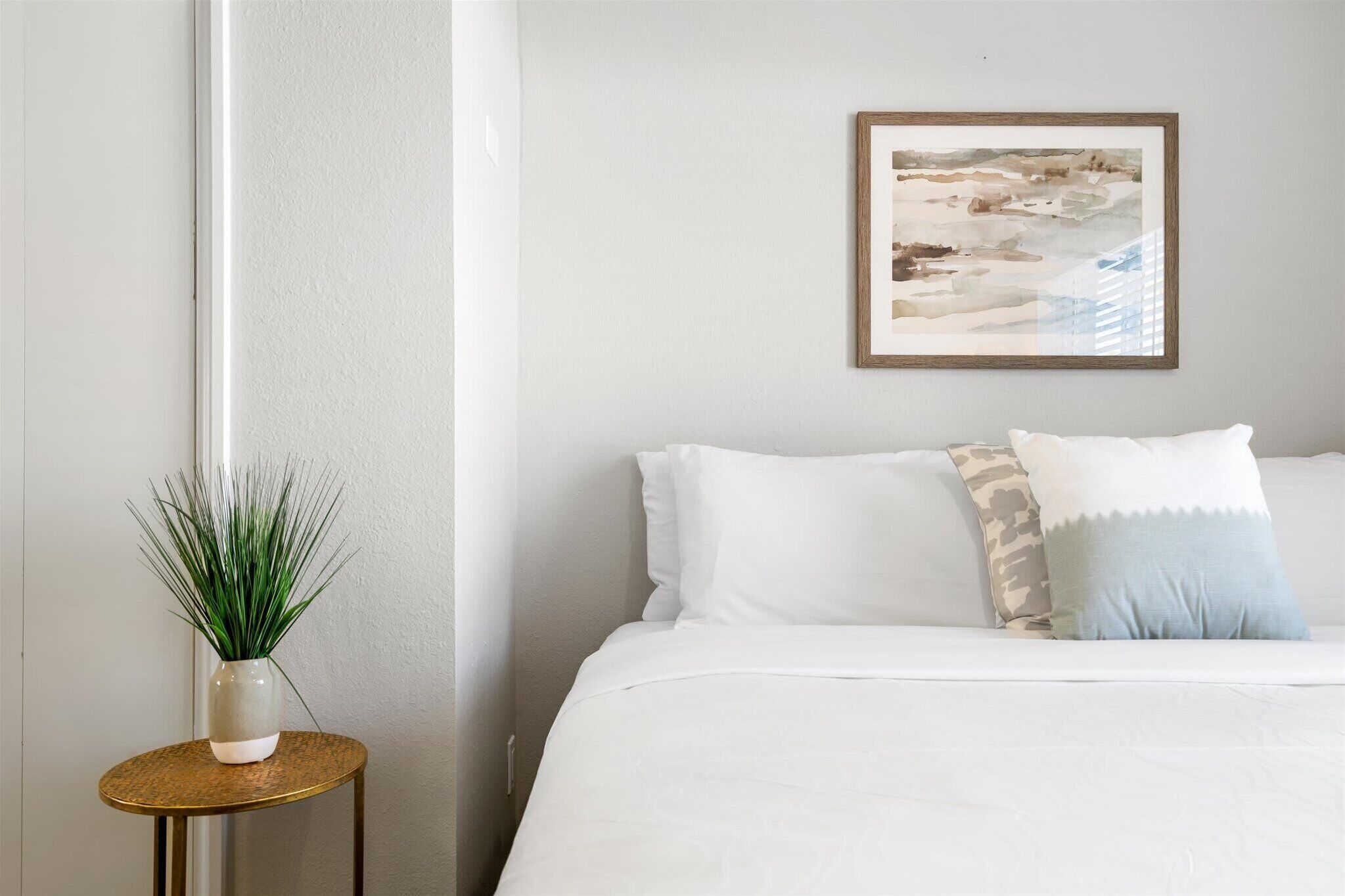 6 habitaciones, escritorio y tabla de planchar con plancha 