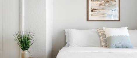 6 habitaciones, escritorio y tabla de planchar con plancha