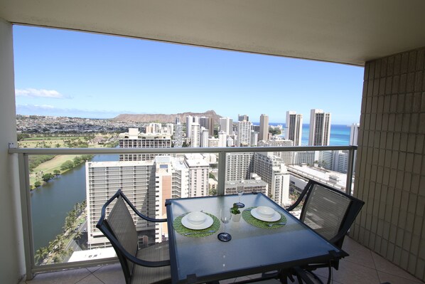 Outdoor dining - High Floor Big Lanai Waikiki (Honolulu)