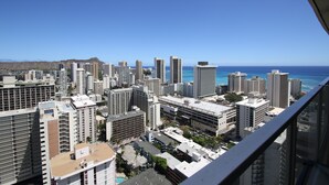 Un paysage urbain avec de hauts immeubles et une vue dégagée sur l’océan.