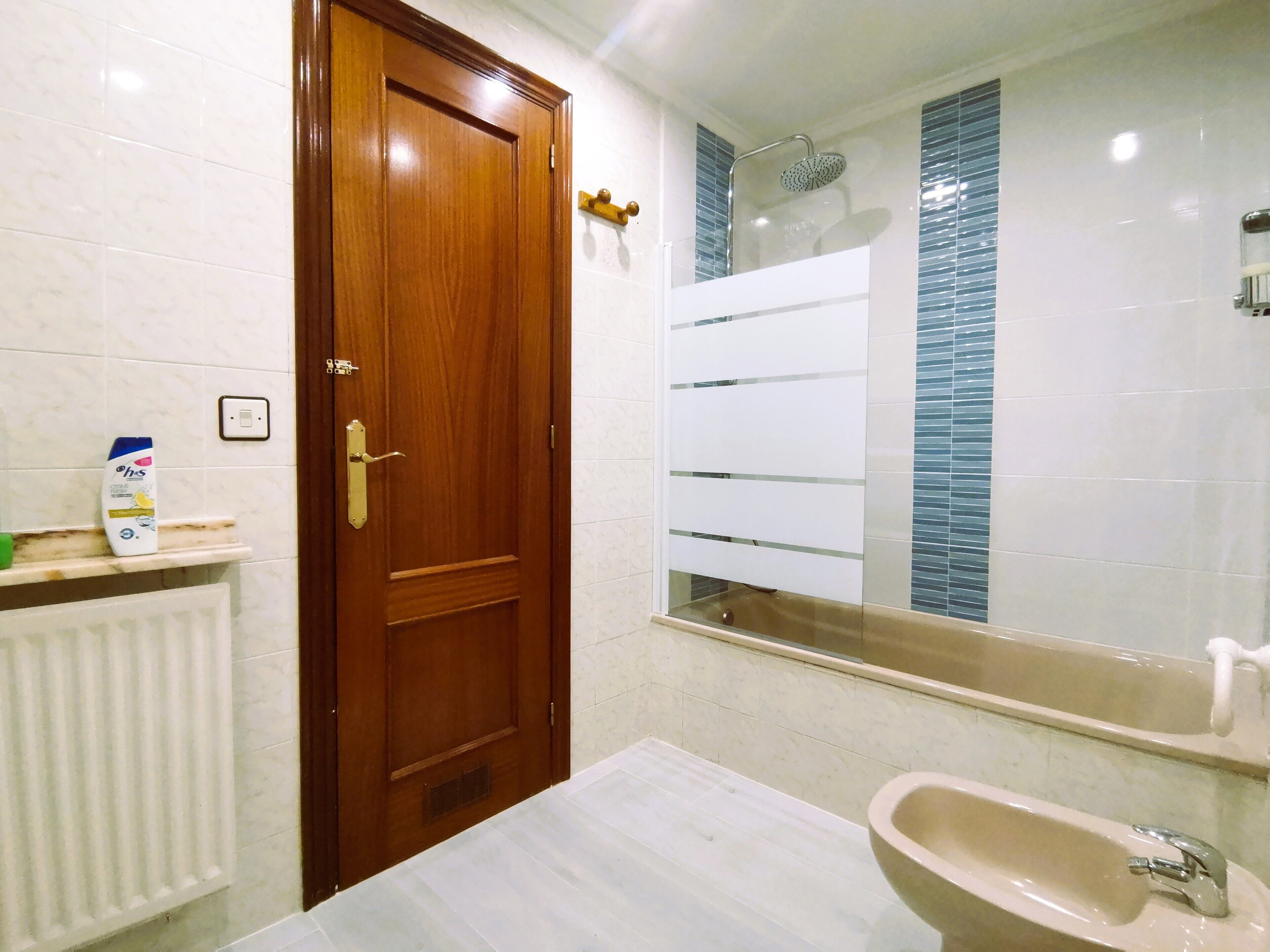 Gratis toiletartikelen, een haardroger, een bidet, handdoeken