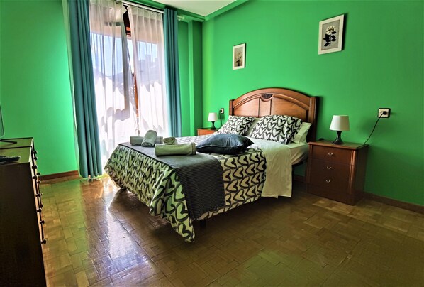 3 chambres, bureau, fer et planche à repasser, lit parapluie