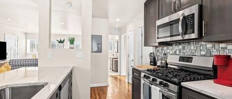 ثلاجة، ميكروويف، فرن، موقد طهي مسطح