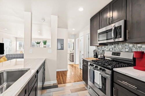 Stylish and Charming Apt | Beaumont 8ms | 2BD