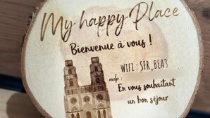A wooden sign with a welcome message and a WiFi password. - Studio Hypercentre Orléans, Entre Bord de Loire et Cathédrale (Orléans)