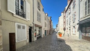 A cobblestone street lined with historic buildings, some with shutters and balconies. - Studio Hypercentre Orléans, Entre Bord de Loire et Cathédrale (Orléans)