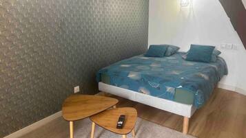 1 habitación, tabla de planchar con plancha, wifi y ropa de cama