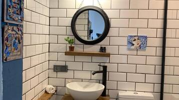 Basic Room | Bathroom