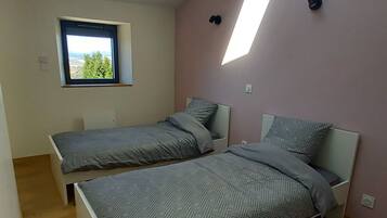 3 chambres, fer et planche à repasser, Wi-Fi gratuit, draps fournis