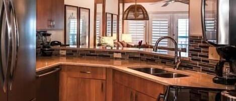 Réfrigérateur, micro-ondes, plaque de cuisson, cafetière/bouilloire