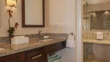 Een douche, een haardroger, handdoeken