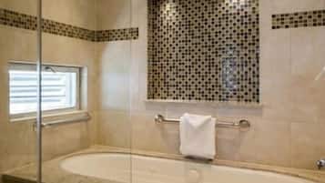 Een douche, een haardroger, handdoeken