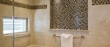 Regadera, secadora de cabello, toallas