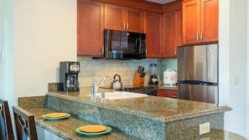 Réfrigérateur, micro-ondes, plaque de cuisson, cafetiÚre/bouilloire