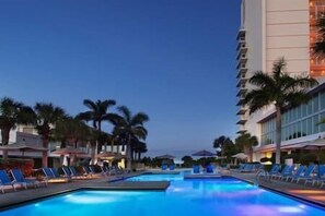 حمّام سباحة مُدفَّأ