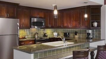 Réfrigérateur, micro-ondes, plaque de cuisson, cafetière/bouilloire