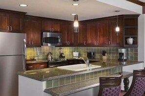 Réfrigérateur, micro-ondes, plaque de cuisson, cafetière/bouilloire