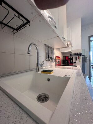 Mikrobølgeovn, ovn, kokeplater og oppvaskmaskin