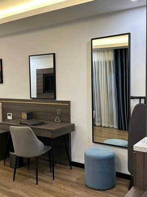 Habitación ejecutiva con 2 camas individuales | Cortinas blackout, insonorización y tabla de planchar con plancha